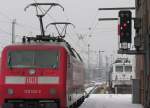 Hl-Signal der ehemaligen DR auf dem Bahnhof Berlin-Lichtenberg mit Hl 13 (jetzt Hp0) und Ra 12. Das Signal ist unmittelbar am Stellwerk B6 befestigt, auerdem die E-Lok 120129 mit beiden Stromabnehmern oben und ScanLines 109-3 am 19.02.2005