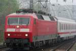 Die 120 146-6 zieht einen IC am 13.04.2009 durch Kln Messe/Deutz