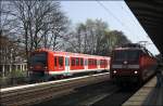 120 122 (9180 6120 122-7 D-DB) setzt sich mit dem IC 2028, Nrnberg Hbf - Hamburg-Altona, in bewegeung und wird von 474 049 und einem weiteren 474er berhollt die als S31 nach Altona unterwegs sind.