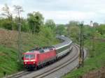 120 108-6 legt sich mit dem IC 486 Zrich HB - Stuttgart Hbf in Singen(Htw) in die Kurve.