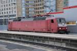 Die schne 120 139-1 bei der langsamen Fahrt aus den Bahnsteiggleisen in Frankfurt/Main.