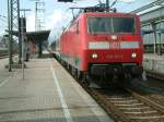 120 113 in Karlsruhe Hbf am 29.3.05 abgestellt mit einem  Ersatzzug     auf Gleis 13