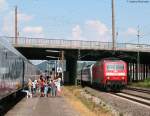 120 144-1 und 101 027-1 (Zugschluss) mit dem IC 2260 (München Hbf-Karlsruhe Hbf) bei der Durchfahrt Karlsruhe Durlach am 2.7.09