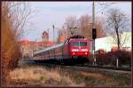 Ganz ins Abendrot getaucht- 120 112-8 mit IC2379 unterwegs nach Frankfurt am Main.
Stralsund am 12.01.08 