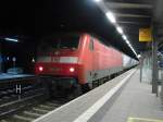 Die zweite Gruppe des  Science-Express  wartet mit BR 120 120 in Rostock Hbf auf die Drehfahrt, damit dann BR 110 325 (am Zugschluss)  frontal  in Warnemnde einfahren kann.