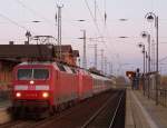 120 112-8 und die abgebgelte 101 003-2 stehen hier im Bahnhof von Lbbenau/Spreewald mit dem EC340  Wawel  und warten auf die Weiterfahrt nach Berlin Hbf.