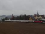 Eine unbekannte Br 120 schiebt IC 2803 (Ersatz fr ICE 183) aus Stuttgart nach Schaffhausen vor der Kulisse Thayngens.