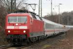 Die 120 122-7 zieht einen IC durch Kln West am 29.12.2009