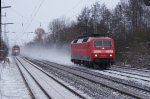 120 131-8 sauste am 09.01.2010 als Lz durch den S-Bahnhof Dedensen/Gmmer whrend sich die S 424 *** nur langsam den S-Bahnhof nhrte.