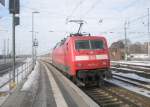 Hier 120 134-2 IC2355 von Dortmund Hbf. zum Ostseebad Binz, bei der Ausfahrt am 25.2.2010 aus Angermnde.