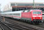 Die 120 122-7 zieht ein IC Leerzug durch Dsseldorf HBF am 17.03.2010