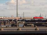 Eine BR 120 mit einem IC verlt am 21.03.2010 den Hamburger Hauptbahnhof und fhrt hier ber die Brcke an der Oberhafenstrasse.