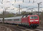 Der IC2112 nach Hamburg Altona mit Schublok 120 134-2 bei der Ausfahrt in Essen Hbf 10.4.10