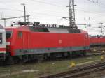 Whrend 120 146-6 am 09.04.10 mit ihrem IC 1855 aus Frankfurt(Main)Hbf in Leipzig auf das Rangiersignal wartete, fuhr die S-Bahn aus Miltitzer Allee ein.