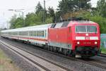 Die 120 112-8 zieht einen IC durch Angermund am 07.05.2010