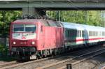 Die 120 155-7 zieht einen IC durch Angermund am 23.05.2010