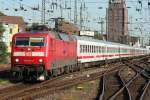 Die 120 105-2 zieht den Urlaubs IC mit einem Gepckwagen in den Klner HBF am 05.06.2010