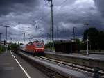 Kurz bevor sich diese mchtig dunklen Wolken entleeren, erreicht 120 115-1 mit dem IC1805 von Seebad Heringsdorf nach Kln den Hauptbahnhof von Mnster (Westf).