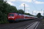 120 136-7 mit dem IC 1806 nach Hamburg Altona, bei der Durchfahrt durch Dsseldorf Oberbilk am 11.06.2010