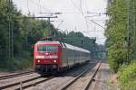 120 109-4 mit dem IC1918 aus Aachen nach Berlin-Sdkreuz in umgekehrter Wagenreihung bei der Durchfahrt in Geilenkirchen, 23.7.10