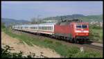 Mit IC 2056 (Frankfurt-Saarbrcken) rauscht 120 115 am 18.4.2007 an meiner Fotostelle in Grosachsen-Heddesheim vorbei.