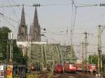 Thalys-4304 (als THA 9428), 120-120-1 mit einer Schwester, 423-292, noch einer Zug und Klner Dom. Kln Messe/Deutz, 23.07.2010