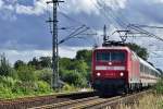 120 108 kommt auf dem Gegengleis aus Richtung Greifswald mit ihrem IC nach Stralsund am 28.08.2010
