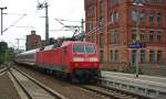 120 101-1 bei schiebend bei der Abfahrt mit ihrem IC aus dem Bahnhof Schwerin. Aufgenommen am 08.08.2010.