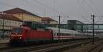 Hier in Regensburg Hbf der IC 2024 mit 120 108 -6 am 03.11.2010 .