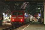 IC 2269 (Karlsruhe Hbf-Ulm Hbf) mit Schublok 120 147-4 in Karlsruhe 26.10.10