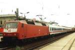 120 116-9 mit IC 529 Leipzig Hbf-Kln Hbf auf Magdeburg Hauptbahnhof am 12-08-2001.