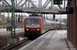 120 148-2 mit einer leeren IC-Garnitur bei der durchfahrt in Berlin Gesundbrunnen in Richtung Berlin Hbf. In Berlin Hbf(tief) wurde diese Garnitur zum IC 2356 nach Frankfurt(Main)Sd. Grund komplett Ausfall zwischen Ostseebad Binz und Berlin Gesundbrunnen. 13.12.2010