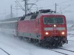 120 119 durchfhrt am 24.12.2010 bei heftigen Schneetreiben den Bahnhof Herrenberg in Richtung Stuttgart Hbf.