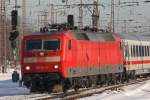 120 104 am 30.12.10 mit einem IC bei der Einfahrt in Essen Hbf