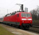 120 146-6 und eine ihrer Schwesterlokomotiven fuhren am 20.2.11 gemeinsam im Sandwich durch Kln West.