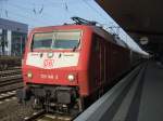 Die orientrote 120 148-2 wartet mit ihrem InterCity in Bielefeld auf die Weiterfahrt nach Kln.