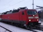 Die 120 112-8 steht mit NZ1449/40482 im Rostocker Hbf.Aufgenommen am 28.12.05