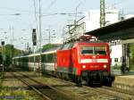 Stolz und selten! 120 120 mit Sandwich-SBB-IC 2807 nach Basel SBB aus Karlsruhe Hbf als Entlastungszug fr 50+ ICE 70 beim Ankunft zu Freiburg Hbf. IC 2807 hat 10 Apm-Wagen und eine Lok 101 017. Erste bis vorletzte Apm-Wagen sind fr die 2. Klasse freigegeben. Aufgenommen am 25.04.2011