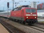 Am 17.06.2011 fhrt 120 154-0 als IC 2052 Stuttgart - Saarbrcken aus Kaiserslautern Hbf