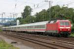 Die 120 102-9 durchfhrt Duisburg Groenbaum mit dem Stuttgarter im Sandwich am 19.06.2011