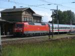 Der Urlaubsexpress aus Kln,gezogen von 120 155,erreichte,am 25.Juni 2011,Bergen/Rgen um dann das letzte Stck nach Binz zufahren.