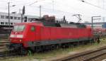 120 138-3 steht mit laufenden Lftern in Cottbus aufgebgelt abgestellt. Er wartet noch gute 3 Stunden, bis er den nchsten Zug bernehmen wird. Es wird der EC 248  Wawel  nach Lneburg sein. Cottbus Hbf den 13.07.2011