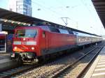 120 124-3 steht mit dem IC 2052 Stuttgart - Saarbrcken am 01.08.2011 in Kaiserslautern Hbf