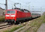 120 150-8 schiebt den IC2503 (aus Binz) in den Bahnhof Stralsund.   (am  10.10.05) 