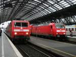 120 138 mit IC 1122 nach Berlin und 146 002 mit einem RE treffen sich am 14.August 2011 im Klner Hbf.