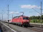 Gezogen von 120 101 und geschoben von 120 156 eilt IC 2205 Hamburg-Altona - Berlin-Sdkreuz durch Bchen; 20.08.2011  