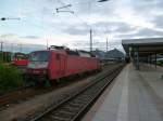 Die sichtlich gezeichnete 120 149 vom tglichen Fernverkehr bei der Abendruhe im Karslruher Hbf.