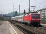 120-145 schiebt IC2068 (Dresden - Karlsruhe) aus dem Pforzheimer Hauptbahnhof.