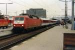 120 119-3 im Hauptbahnhof Würzburg 1990
