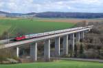 Eine leider unerkannte Lok der BR 120 huscht hier mit IC 2082 ber die Gandetalbrcke bei Orxhausen, 07.04.2012.